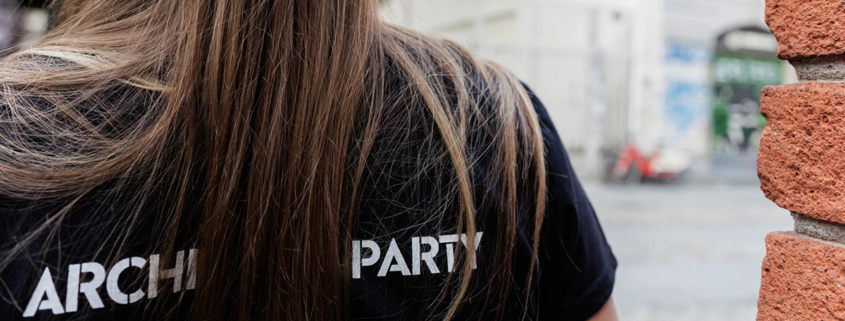 immagine di ragazza di schiena con maglietta evento architects